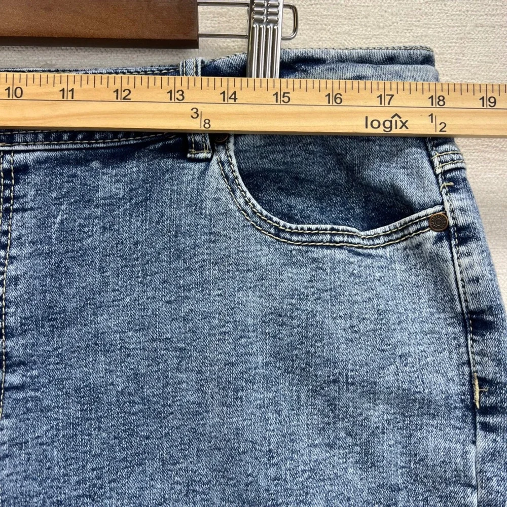 Cato Est 1946 Denim Shorts Cutoff Frayed Raw‎ Hem Blue Wash Casual Curvy Size 14